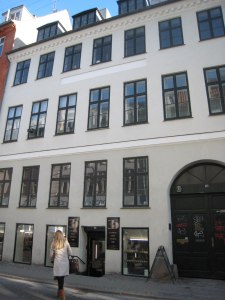 Søren Svane ejede et hus i Studiestræde 35 i København. Det nuværende er bygget efter københavns bombadement i 1807.